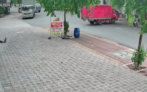 Chàng trai ngã sõng soài trên lề đường, xem diễn biến trước đó dân tình không thể bênh vực
