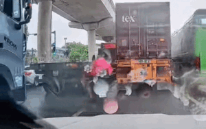 Đi trúng 'điểm mù' của xe container, 2 thanh niên khiến cõi mạng thót tim theo dõi cái kết