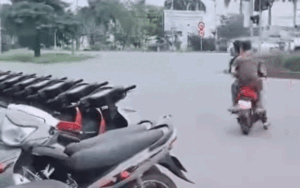 Vừa điều khiển chiếc xe máy mới, 2 thanh niên liền gặp cái kết 'đau 1 quê 10'