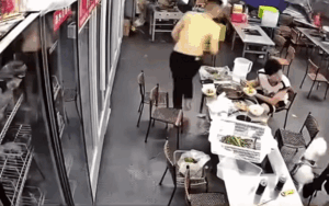 Thanh niên vừa đứng dậy rời khỏi bàn ăn, camera ghi lại diễn biến đáng sợ