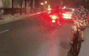 'Thích thể hiện' khi lái xe đạp trên đường, thanh niên gây ra hành động đáng xấu hổ với 2 cô gái