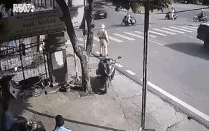 Người mẹ chở con nhỏ qua đường, diễn biến cuối cùng được camera ghi lại khiến ai cũng sợ hãi