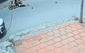 Cô gái bị xe máy kéo lê trên đường, xem diễn biến trước đó dân tình liền phán 'không oan'