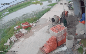 Người đàn ông gặp sự cố khi làm việc ở công trình, camera ghi lại khoảnh khắc khiến ai cũng sợ hãi