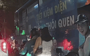 Clip 21 giây giữa nam tài xế và cô gái trẻ gây sốt mạng xã hội