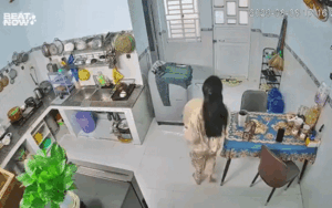 Cô gái vừa bước vào nhà bếp lập tức bỏ chạy, xem camera liền biết lý do đáng sợ phía sau