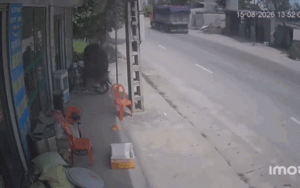 Thanh niên đứng trước nhà suýt gặp nạn kinh hoàng, xem lại camera vẫn chưa hết run sợ