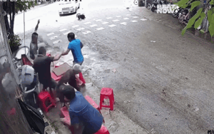 5 người đàn ông đang chơi cờ, diễn biến tiếp đó khiến tất cả nháo nhào bỏ chạy