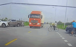 Người phụ nữ đạp xe 'cắt ngang' đầu xe container và cái kết 'thót tim'