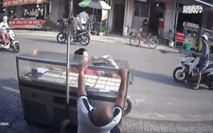 Người đàn ông đứng bán vé số và hành động lạ khi người phụ nữ áo hồng tiến lại gần