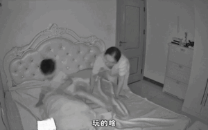 Nghe tiếng mẹ thủ thỉ bên tai, cậu bé la hét hoảng loạn, biết lý do dân tình phì cười