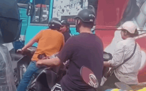 Xảy ra va chạm giao thông, 2 người đàn ông có cách ứng xử khiến ai cũng thấy 'mất vệ sinh'