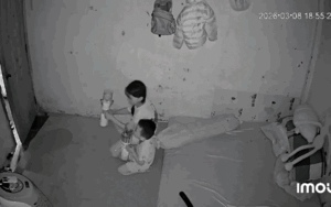 Vừa mở cửa phòng, người mẹ nhận được điều bất ngờ từ 2 'búp măng non'