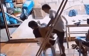 Nam thanh niên bị con chó rượt đuổi, xem diễn biến khiến ai cũng sợ hãi