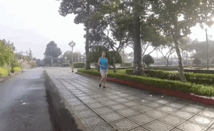 Thấy người phụ nữ tập thể dục, thanh niên hỏi một câu khiến mặt chị 'tái mét'