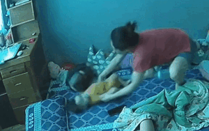 Mẹ vội bế thốc con gái nhỏ ra khỏi giường khi chứng kiến cảnh tượng kinh hãi lúc chuẩn bị đi ngủ