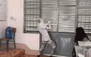 Clip: Nam sinh hóa trang kinh dị, phản ứng của cô giáo gây bàn tán