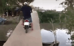 Tạm biệt bạn bè rồi lái xe qua cầu, nam thanh niên gặp cái kết gây bàng hoàng