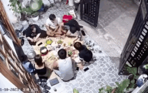 Nhóm người bỏ chạy tán loạn khi đang ngồi ăn uống, camera ghi lại cảnh khiếp sợ