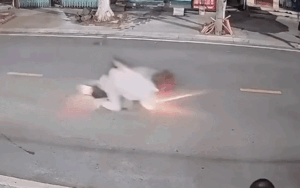 Đôi nam nữ bị ngã đập mặt xuống đường, xem diễn biến trước đó ai cũng bức xúc thay
