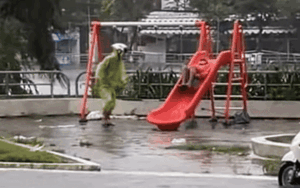 Giữa trời mưa lớn, 2 thanh niên có hành động khiến ai cũng ngoái nhìn