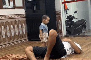 Thấy bố nằm dài xuống chiếu, cậu bé lập tức mở tủ lạnh, lấy ra một thứ khiến ai cũng ngỡ ngàng