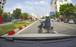 Người phụ nữ lao vào dải phân cách, xem camera hành trình ai cũng ngán ngẩm