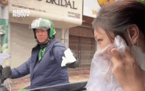 Đang say xe ô tô, cô gái được phen bất ngờ trước hành động của tài xế xe máy