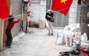Clip: Đang đi bộ trong con hẻm, người phụ nữ bị 'tử thần' rơi trúng đầu