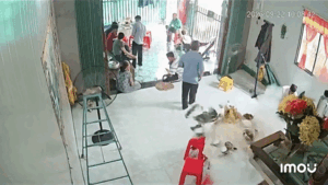 Clip: Người đàn ông vừa thắp hương xong, sự việc kinh hoàng liền xảy ra