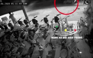 Clip: Xe đầu kéo chở than bất ngờ bị lật, đè trúng 2 mẹ con đi xe máy