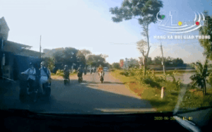 Clip: Điều khiển xe đạp điện lấn làn, nam sinh 'trả giá đắt' trước mũi ô tô