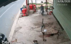 Clip: Bức xúc cảnh hai nam thanh niên dàn cảnh trộm xe máy của người đàn ông lớn tuổi