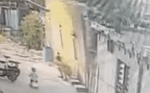 Đang chơi với con trên đường, người đàn ông bị tường đổ sập vào người