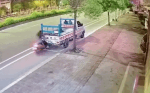 Clip: Cô gái trẻ tông cực mạnh vào đuôi ô tô tải khiến người 'thót tim'