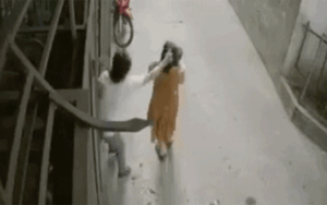 Công an vào cuộc xác minh chồng túm tóc vợ đang bế con nhỏ 5 tháng tuổi giật ngã dúi dụi gây bức xúc