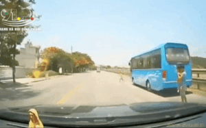 Clip: Thót tim cảnh tài xế ô tô đánh lái xuất thần cứu bé gái lao qua đường không quan sát