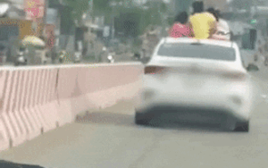 Clip: Tài xế điều khiển ô tô trên đường, thản nhiên để 3 đứa trẻ đứng nhô người trên cửa sổ trời gây bức xúc