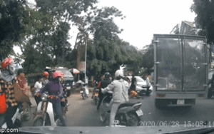 Clip: Người đàn ông liên tục đạp vào mặt tài xế xe tải sau va chạm giao thông gây bức xúc