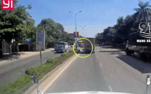 Clip: Xe máy chở 4 người bất ngờ ngã ra đường, tài xế xe tải có màn bẻ lái 'xuất thần' khiến nhiều người thót tim