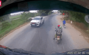 Clip: Dừng giữa đường để làm hành động bất ngờ, đôi vợ chồng khiến tài xế ô tô được phen 'thót tim'