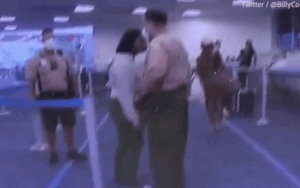 Đánh người phụ nữ vì bị mắng là 'da đen', nam cảnh sát bị đình chỉ công tác