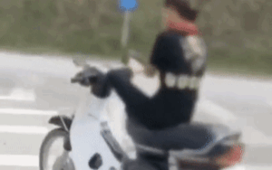 Triệu tập nữ sinh 15 tuổi ở Tuyên Quang điều khiển xe máy bằng chân