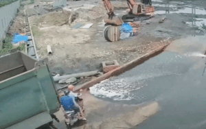 Clip: Xe ben lùi trúng xe máy phía sau, phản ứng cực nhanh nhạy của 2 người đàn ông khiến tất cả thót tim