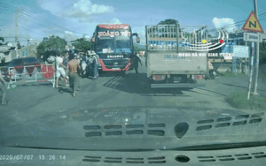 Clip: Gây gổ với người điều tiết giao thông, 2 nhân viên xe khách bị cả nhóm người đánh lại