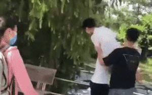 Clip: Tranh cãi cảnh nhóm học sinh nam hùa nhau ném bạn nữ xuống hồ nước ho sặc sụa