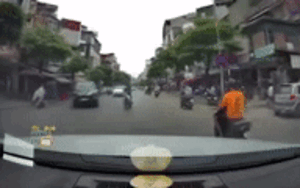 Clip: Thót tim khoảnh khắc nam thanh niên chạy xe máy bất ngờ ngã chắn ngang đầu ô tô khiến tài xế phải phanh gấp