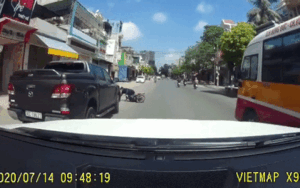 Xe bán tải vượt ẩu suýt cán phải nam thanh niên nhưng hành xử sau đó của tài xế mới gây phẫn nộ hơn cả