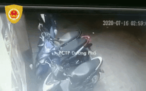 Clip: Nam thanh niên bẻ khóa trộm xe máy ngay trước cửa hàng tiện lợi ở TP.HCM