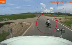 Clip: Tài xế container phanh 'cháy lốp', lao xe xuống ruộng cứu mạng người đàn ông qua đường thiếu quan sát